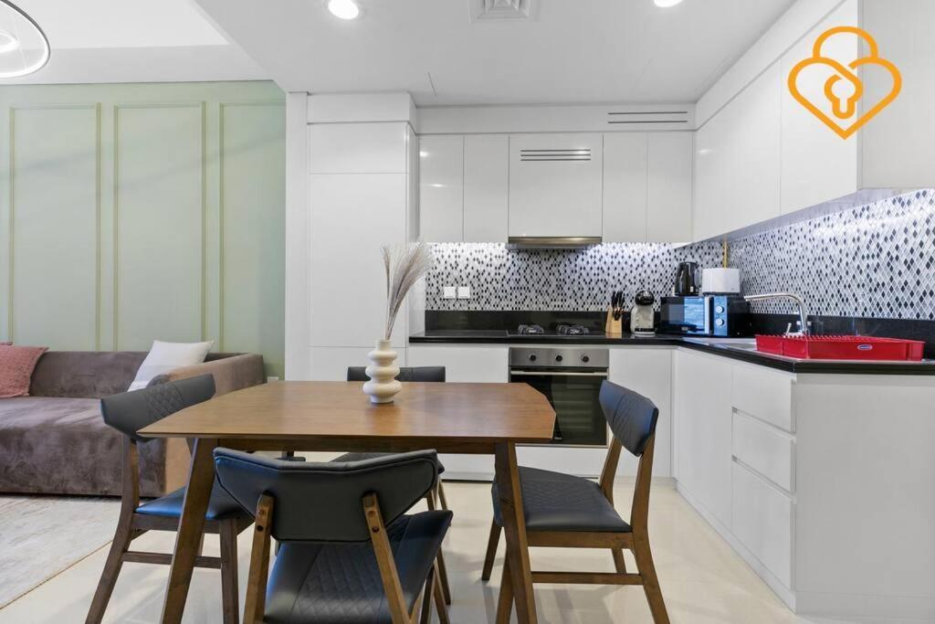 Keysplease 2 Bedroom With Study Aykon Minutes To Downtown Apartment
